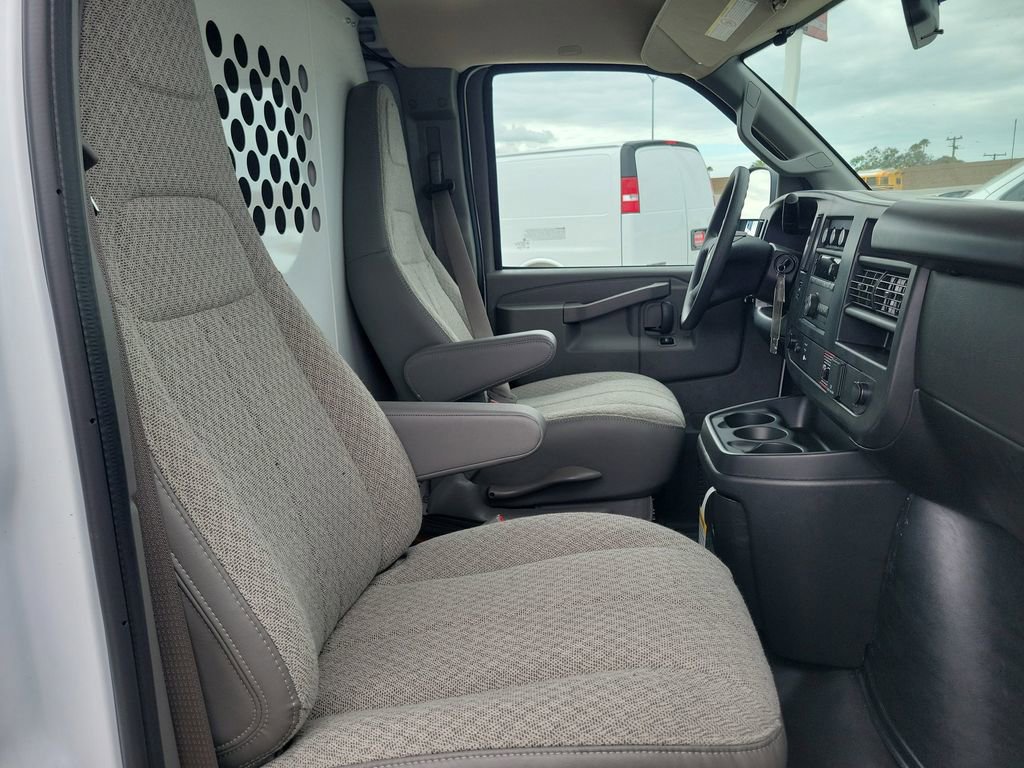 New 2026 Chevrolet Express 2500 Extended w/ Communications Package RWD image 16