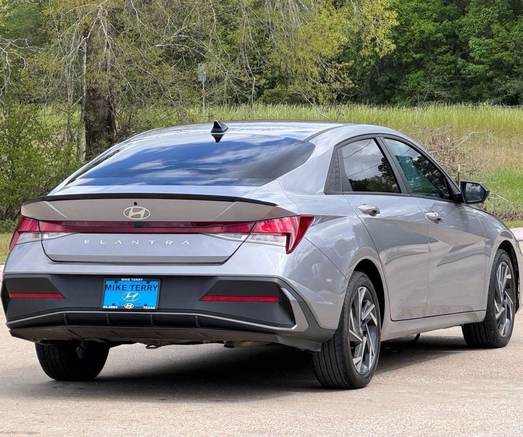 Used 2025 Hyundai Elantra Sport image 12