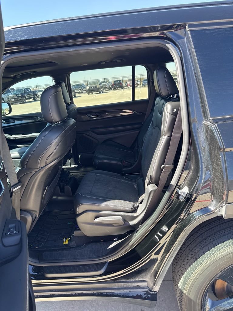 Used 2023 Jeep Grand Cherokee L Laredo image 13