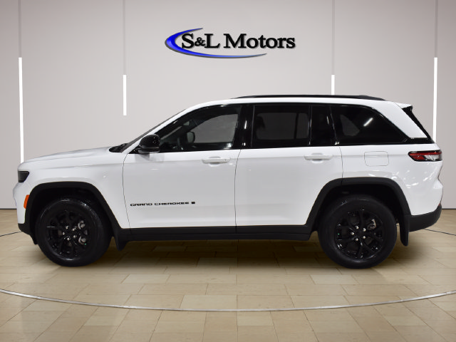 Used 2024 Jeep Grand Cherokee Altitude AWD/4WD image 4