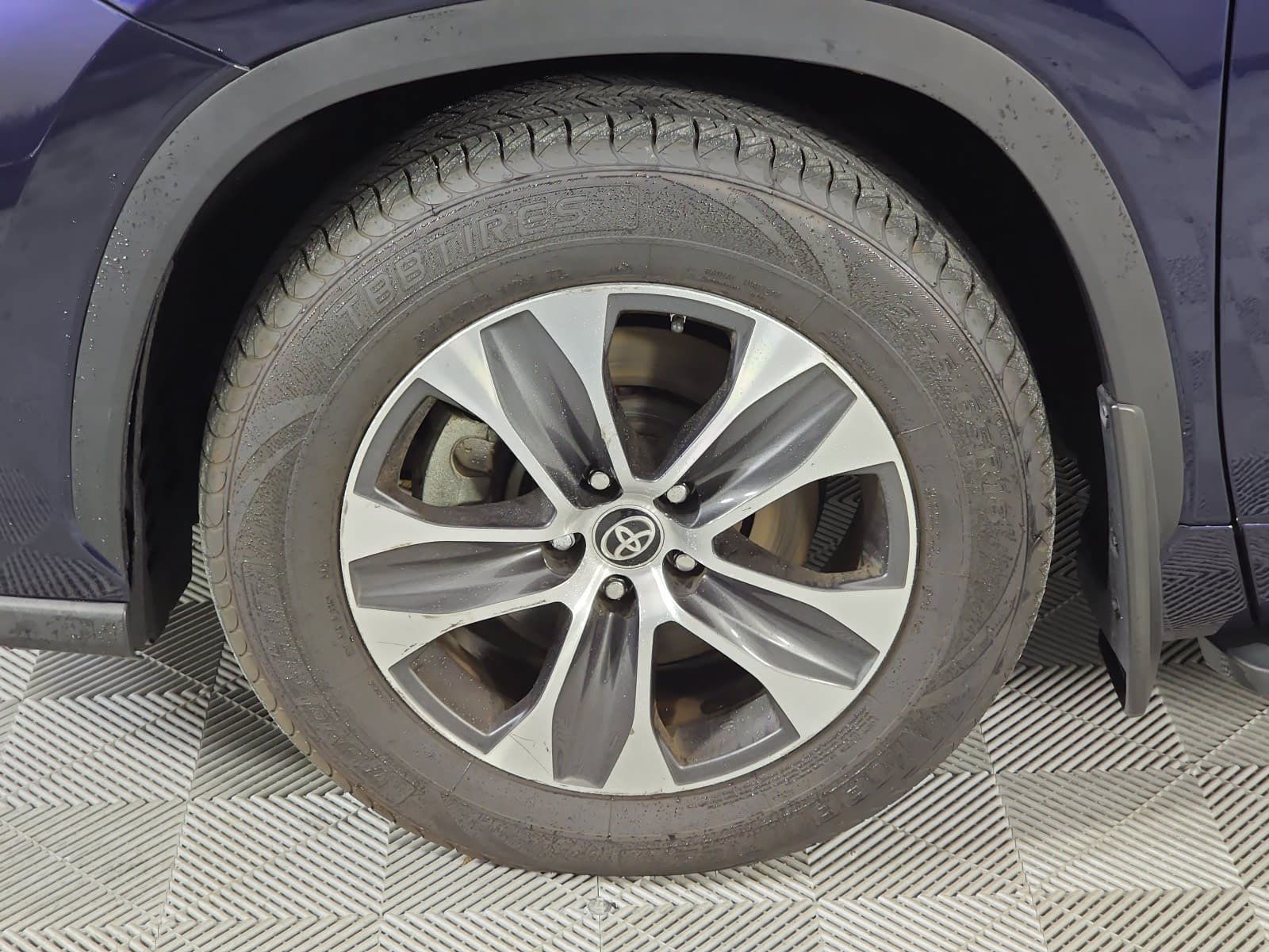 Used 2020 Toyota Highlander XLE AWD/4WD image 10