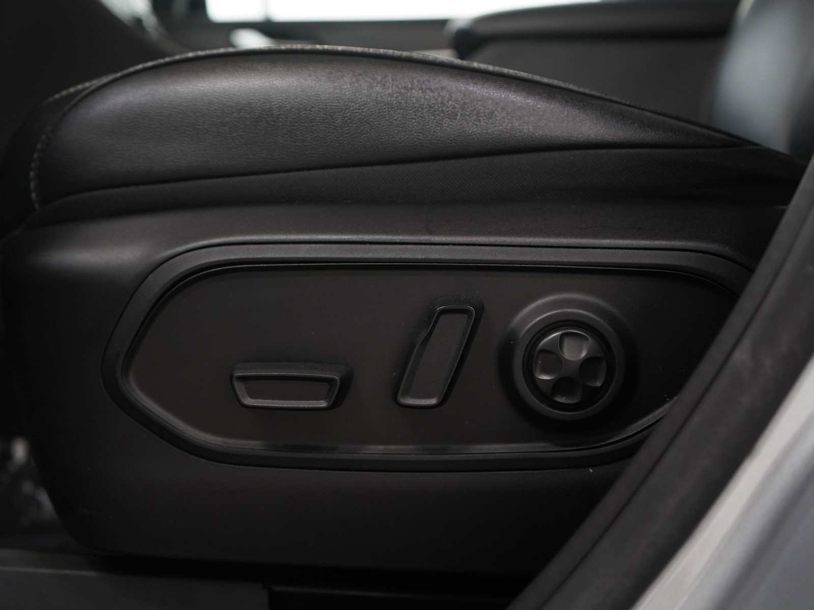 Used 2024 Jeep Grand Cherokee Limited image 23