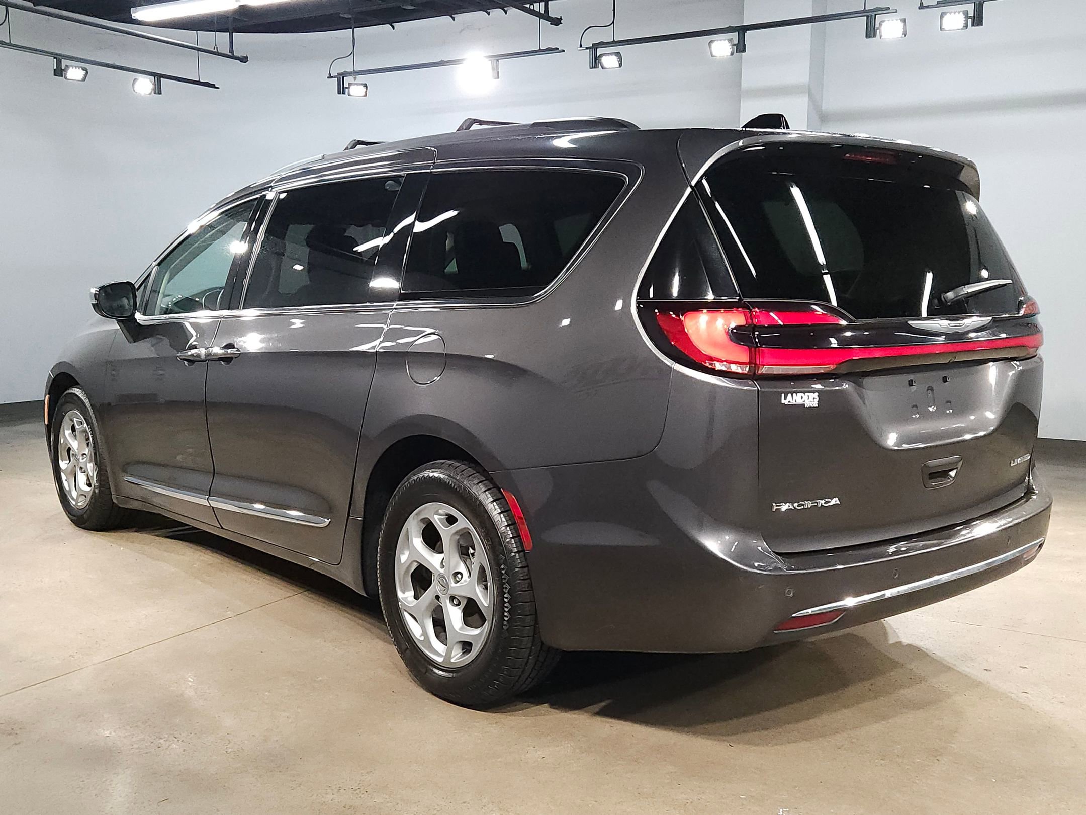 Used 2023 Chrysler Pacifica Limited FWD image 5