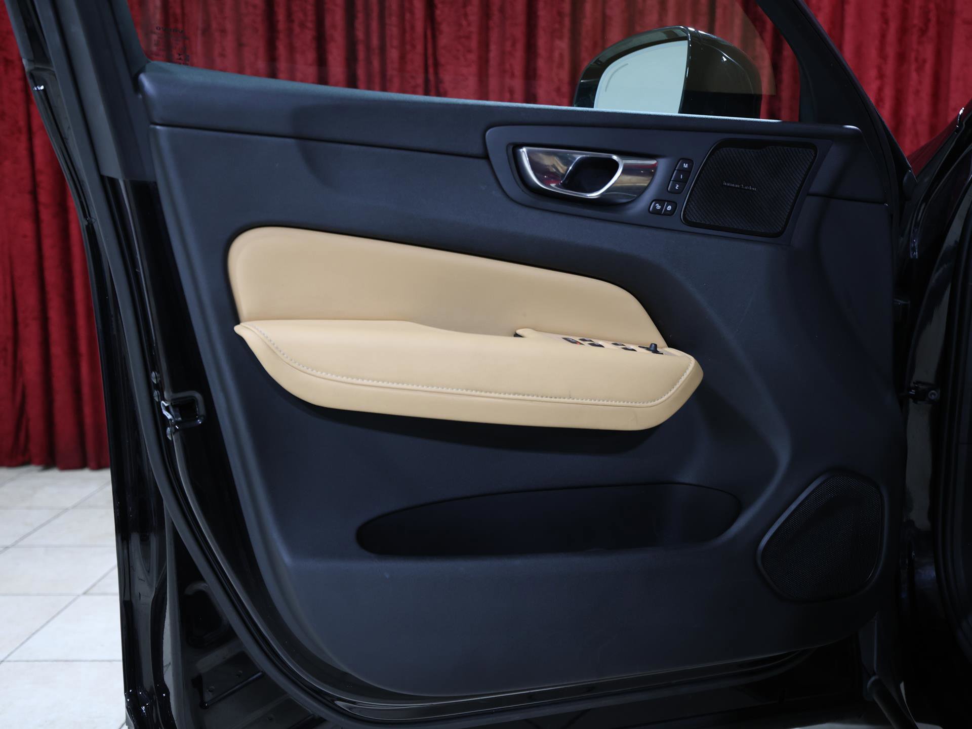 Used 2020 Volvo XC60 T6 Inscription w/ Protection Package Premier image 11