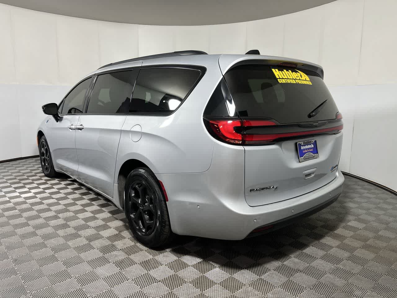 Used 2024 Chrysler Pacifica Premium FWD image 6