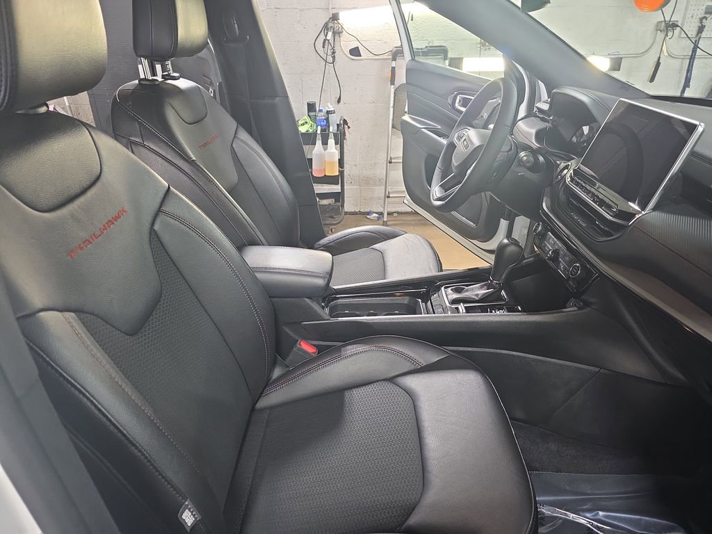 Used 2025 Jeep Compass Trailhawk image 10