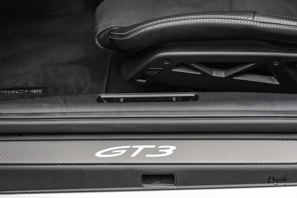 Used 2026 Porsche 911 GT3 w/ Weissach Package RWD image 32