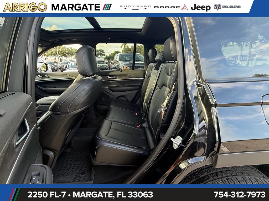 Used 2025 Jeep Grand Cherokee Limited w/ Luxury Tech Group II AWD/4WD image 11