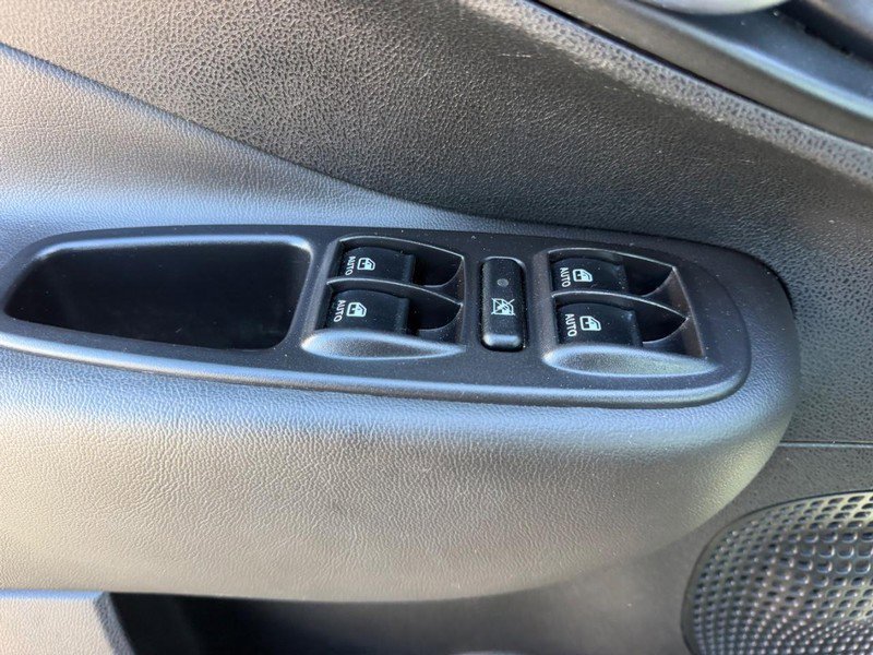 Used 2018 FIAT 500L Pop w/ Popular Equipment Group FWD image 17