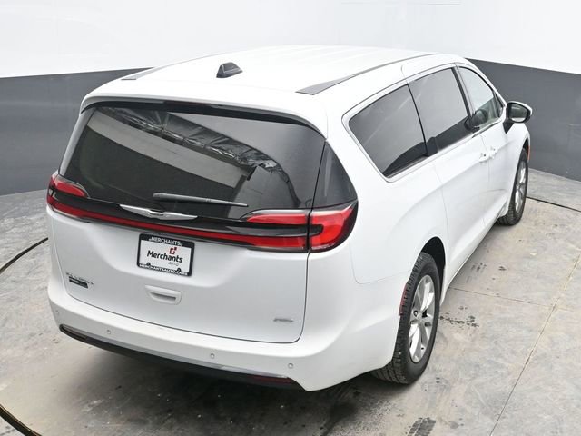 Used 2023 Chrysler Pacifica Touring-L image 25