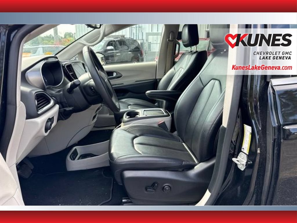 Used 2024 Chrysler Pacifica Touring-L FWD image 12