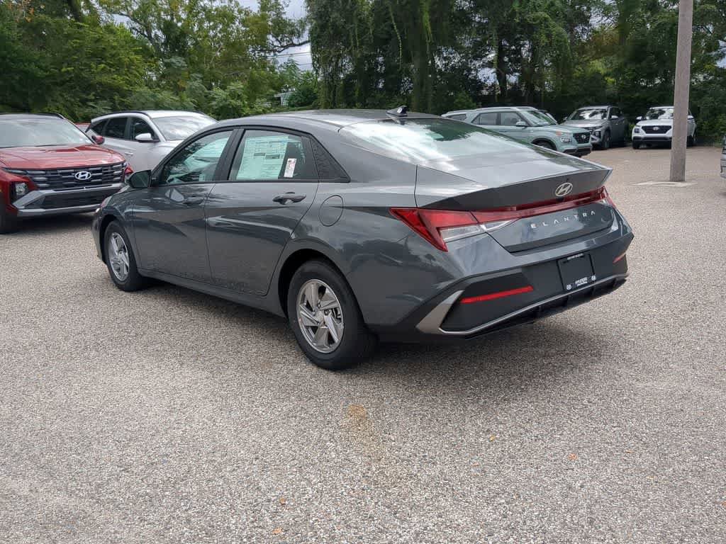 New 2025 Hyundai Elantra SE image 4