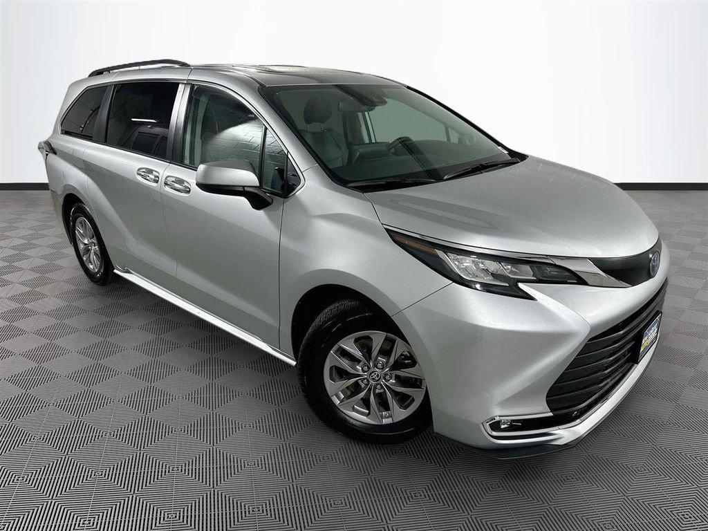 Certified 2022 Toyota Sienna XLE w/ XLE Plus Package AWD/4WD image 1
