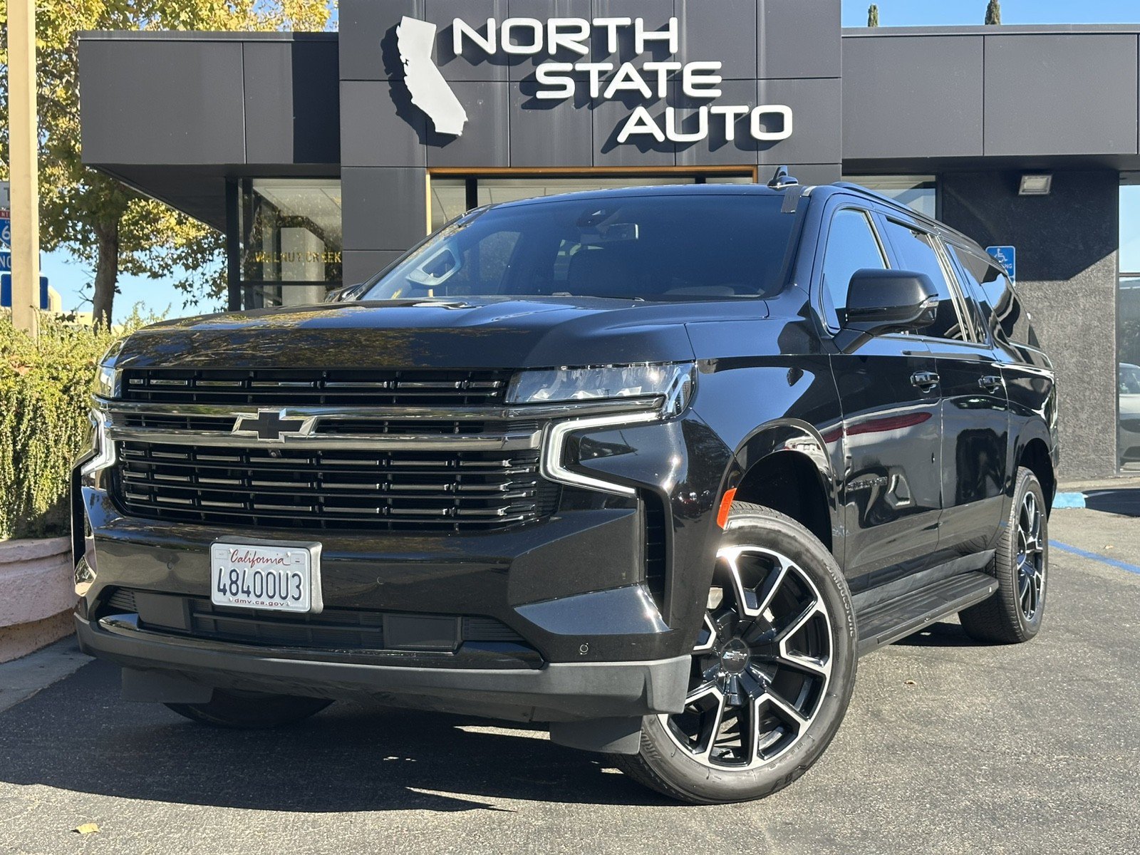 Used 2022 Chevrolet Suburban RST w/ Luxury Package AWD/4WD image 2