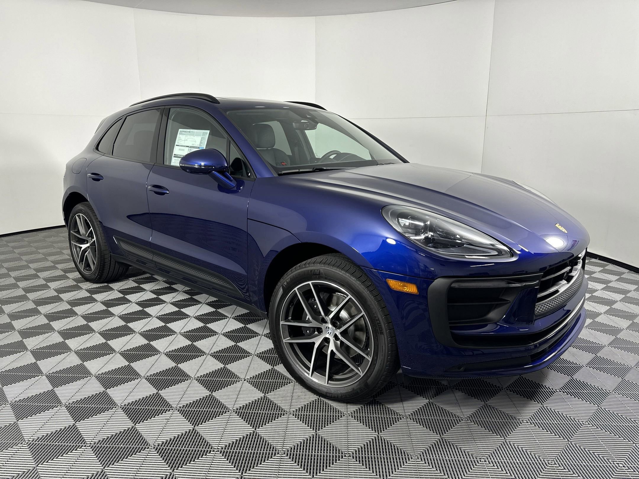 Certified 2025 Porsche Macan AWD/4WD image 7