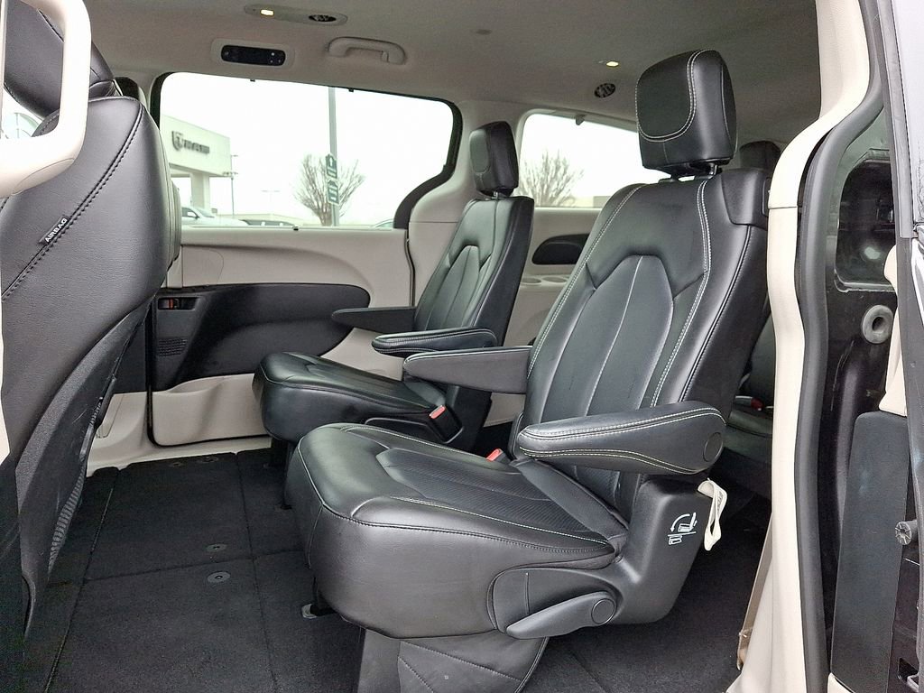 Used 2023 Chrysler Pacifica Touring-L image 11