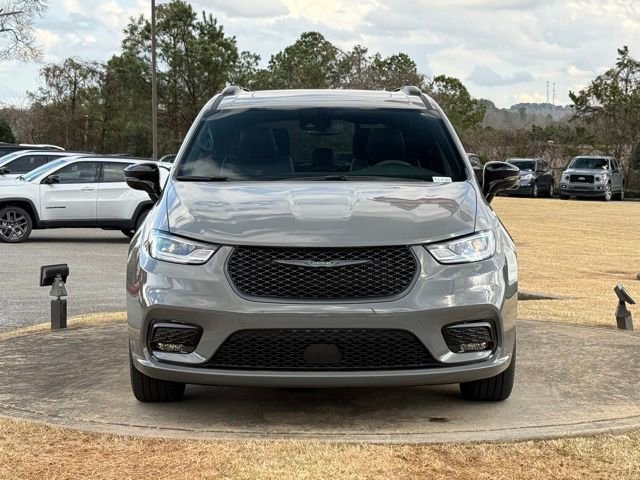 Used 2025 Chrysler Pacifica Limited image 2