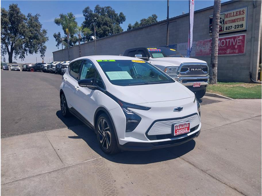 Used 2023 Chevrolet Bolt LT w/ Infotainment Package FWD image 3
