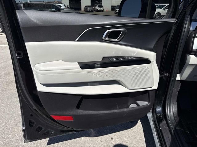 Used 2023 Kia Carnival LX FWD image 10