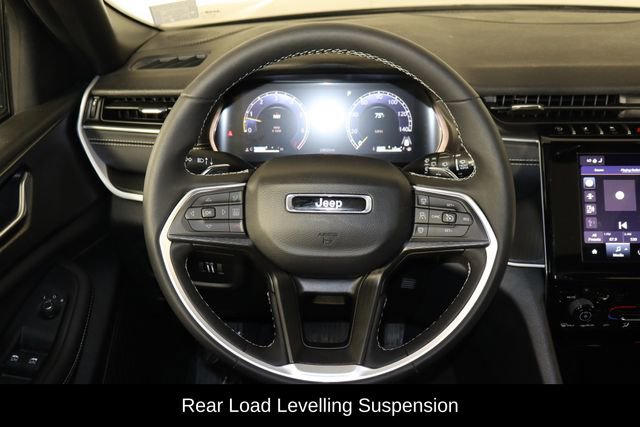 Used 2025 Jeep Grand Cherokee Altitude AWD/4WD image 7