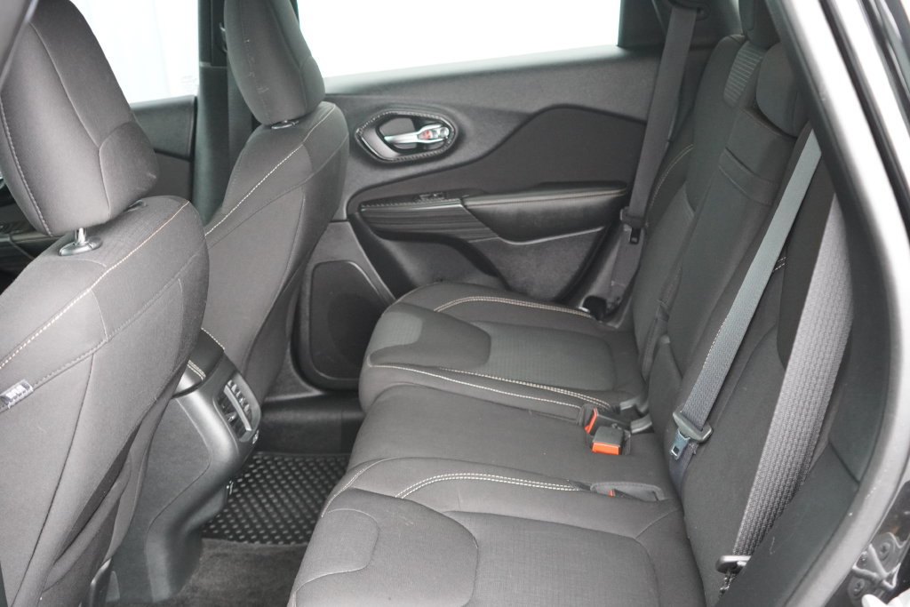 Used 2016 Jeep Cherokee Latitude w/ Comfort/Convenience Group AWD/4WD image 29