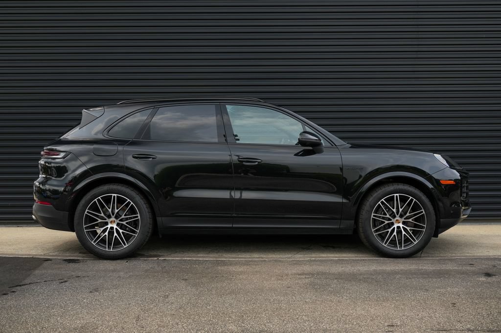 Certified 2025 Porsche Cayenne E-Hybrid AWD/4WD image 37