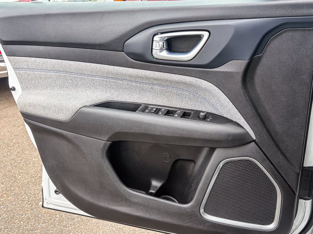 Used 2022 Jeep Compass Latitude FWD image 40