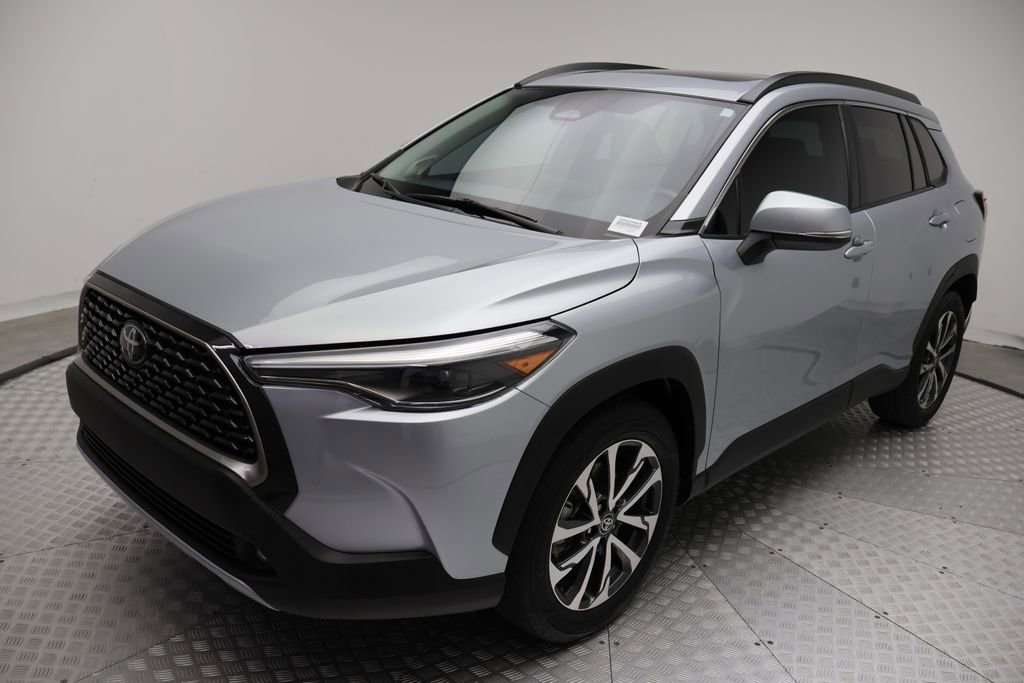 Used 2023 Toyota Corolla Cross XLE w/ Convenience Package FWD image 2