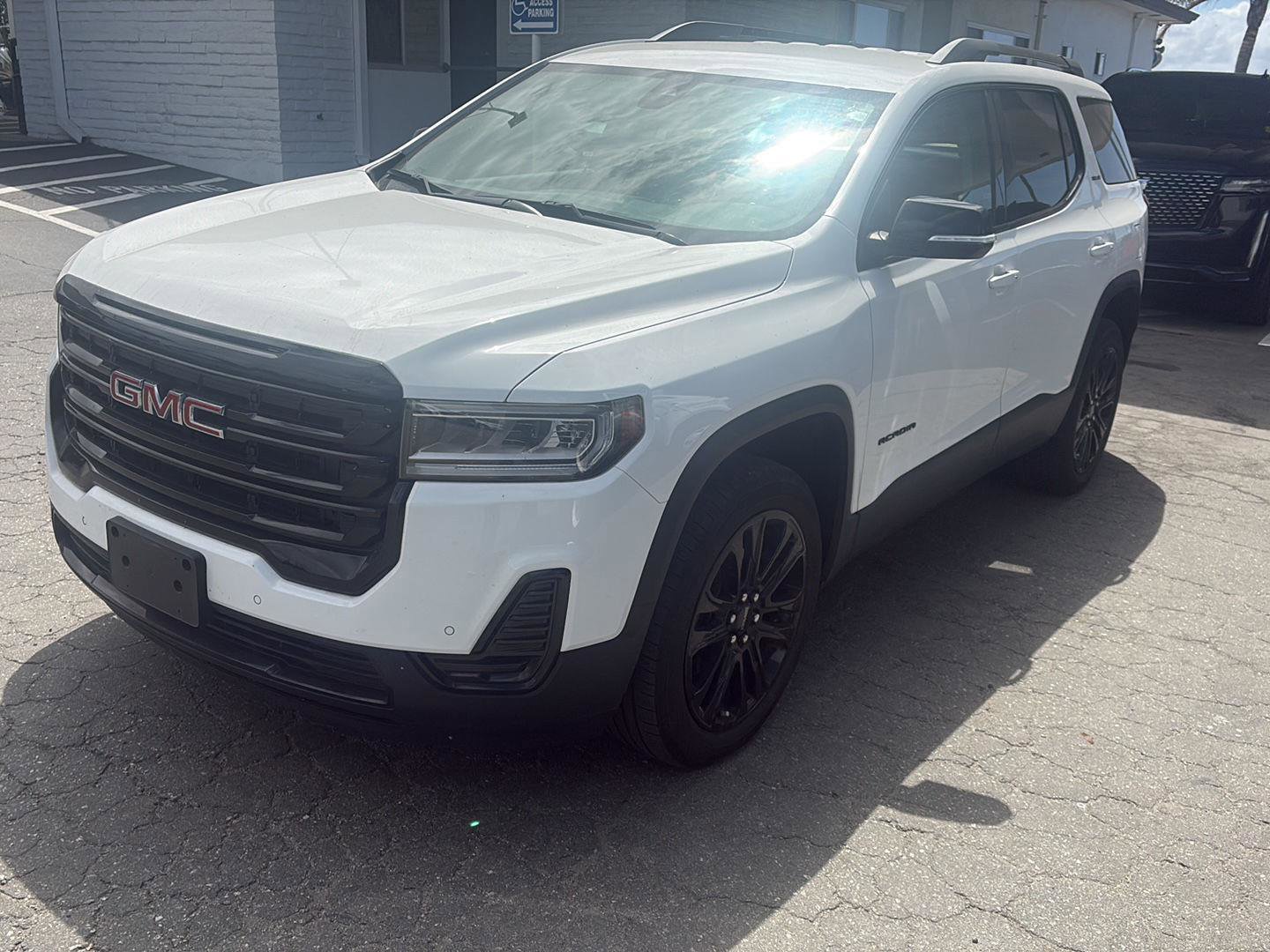 Used 2023 GMC Acadia SLE w/ Elevation Edition FWD image 5