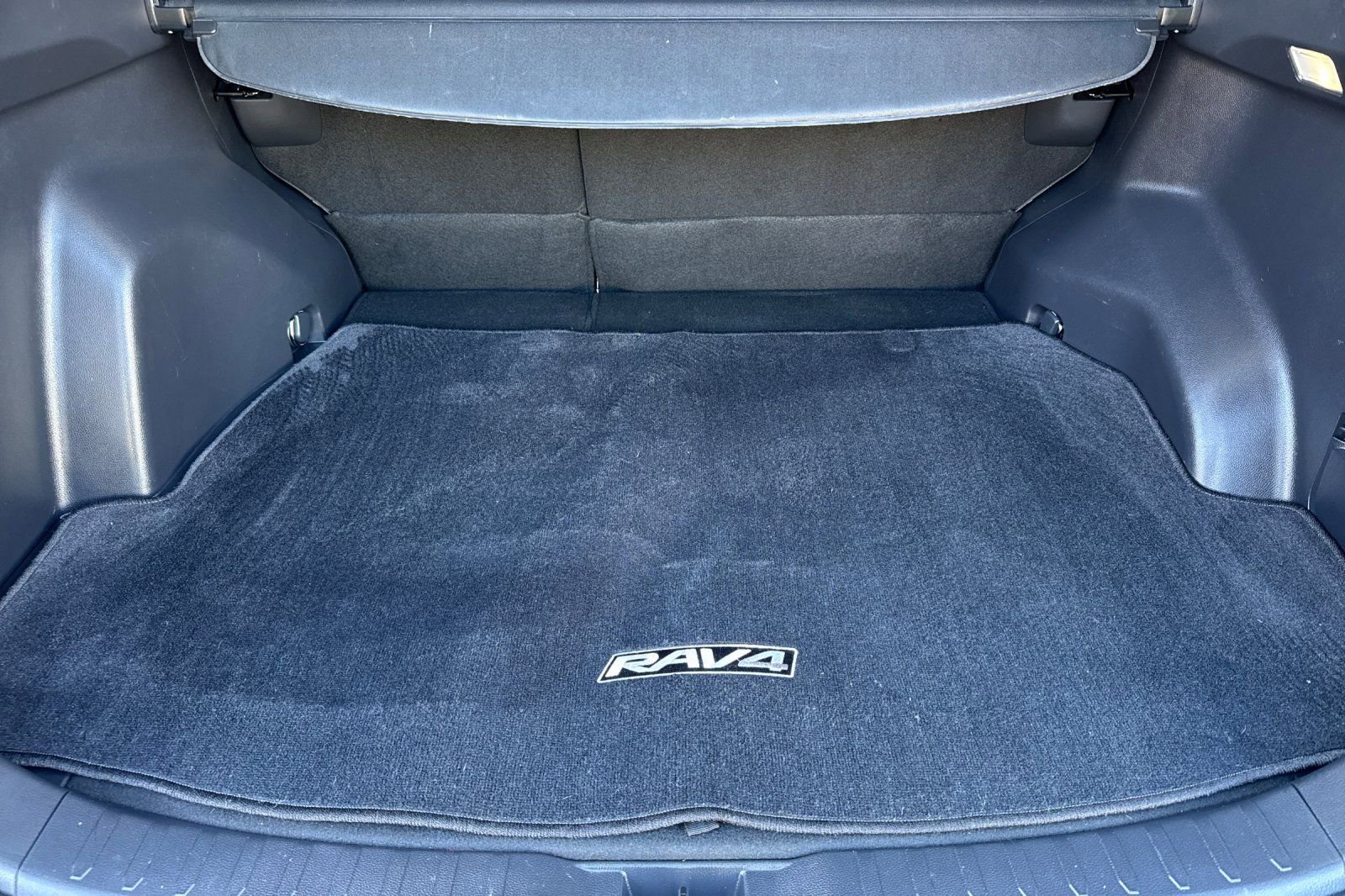 Used 2022 Toyota RAV4 XLE Premium FWD image 15