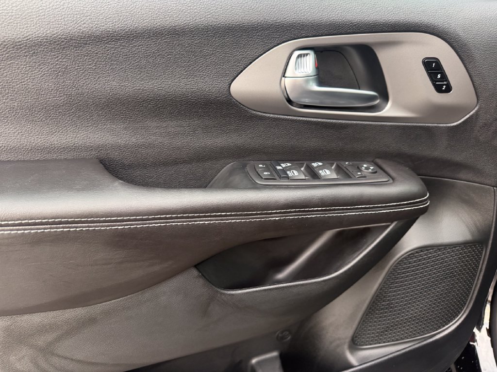 New 2027 Chrysler Pacifica Select FWD image 5