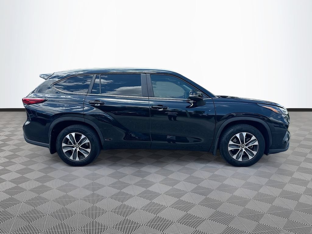 Used 2023 Toyota Highlander XLE FWD image 5
