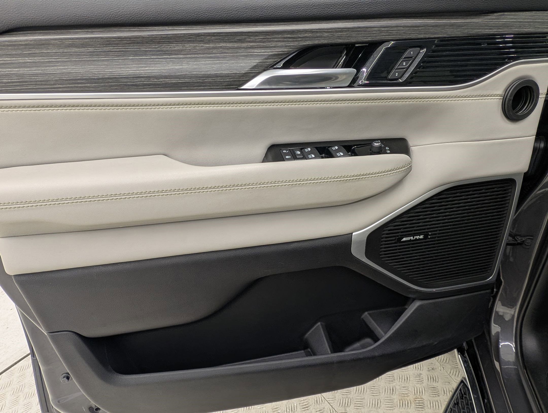 Used 2023 Jeep Wagoneer Series III w/ Preferred Equipment Group image 14