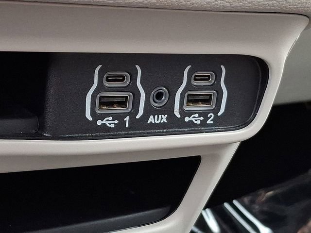 Used 2024 Chrysler Pacifica Select image 33