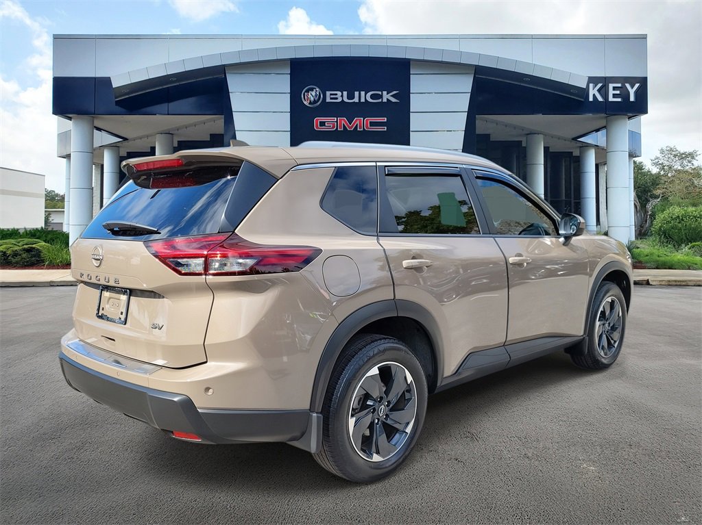 Used 2024 Nissan Rogue SV w/ SV Premium Package image 4