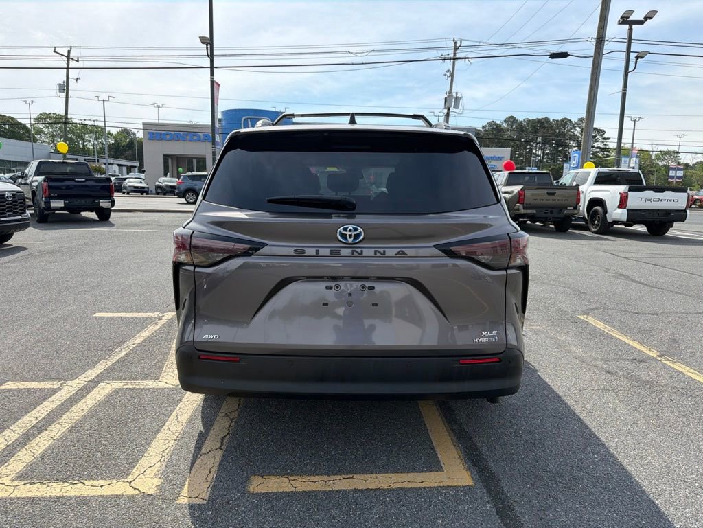 Used 2024 Toyota Sienna XLE w/ XLE Plus Package AWD/4WD image 4