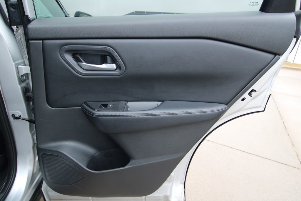 Used 2024 Nissan Rogue SV image 38