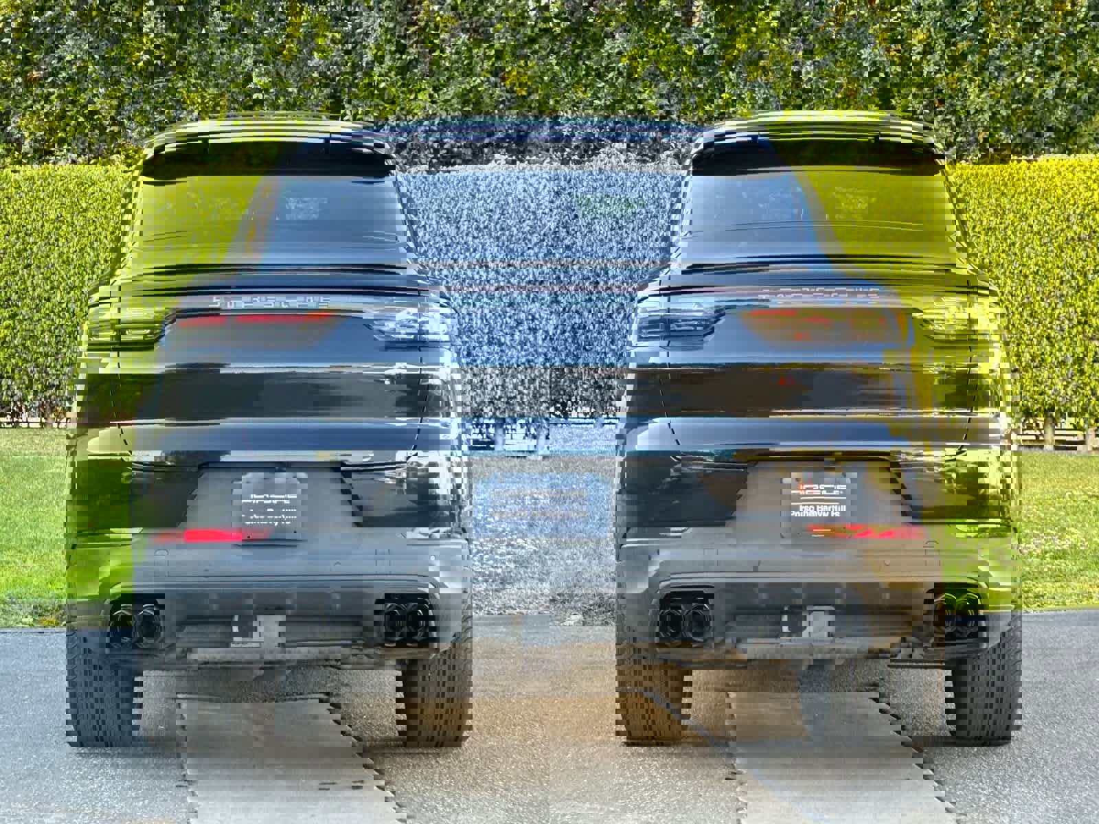 Certified 2023 Porsche Cayenne Platinum Edition w/ Towing Package w/o Tow Ball image 7