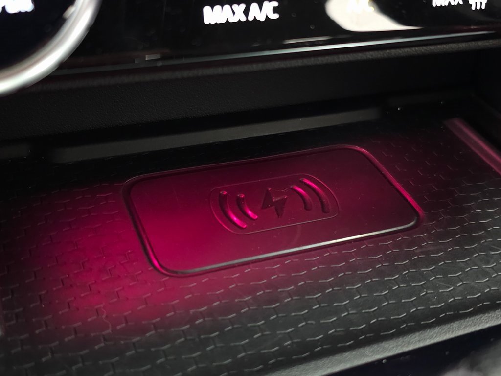 Used 2022 Jaguar F-PACE SVR image 36