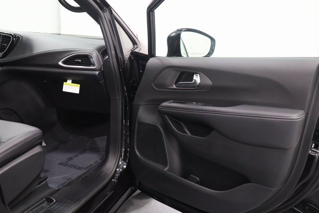New 2026 Chrysler Pacifica Select image 13