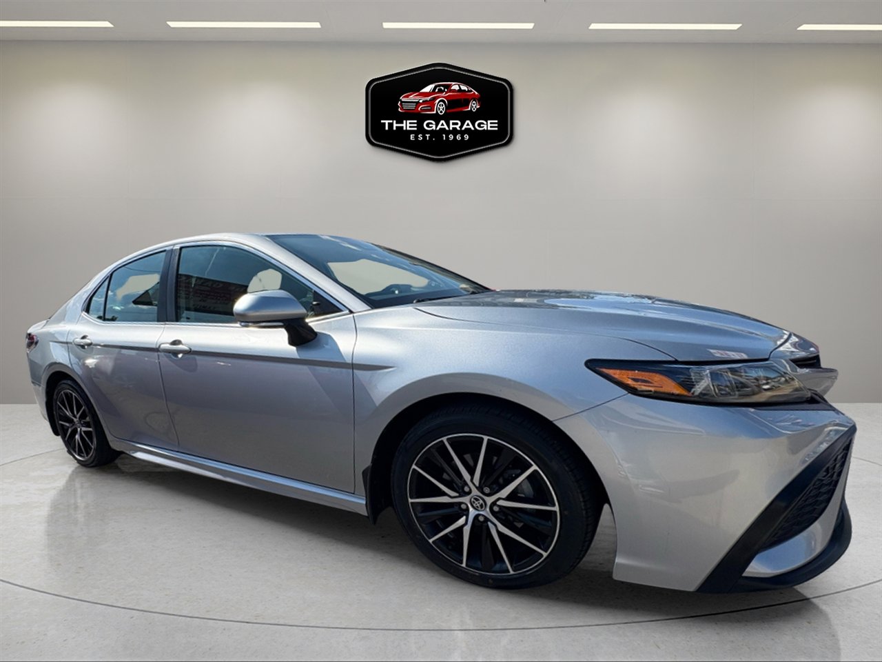 Used 2022 Toyota Camry SE w/ Cold Weather Package image 9