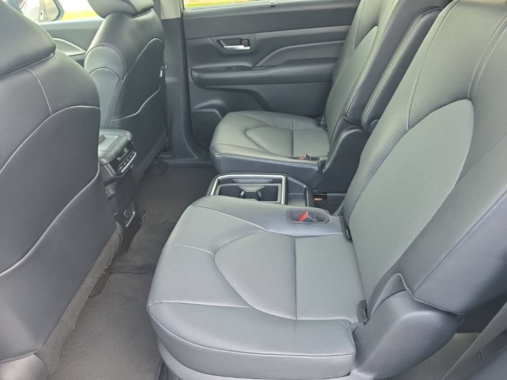 Used 2025 Toyota Grand Highlander AWD image 12
