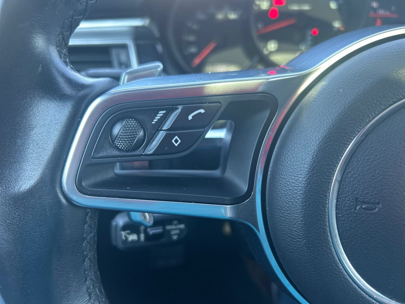 Used 2018 Porsche Macan Sport Edition AWD/4WD image 23