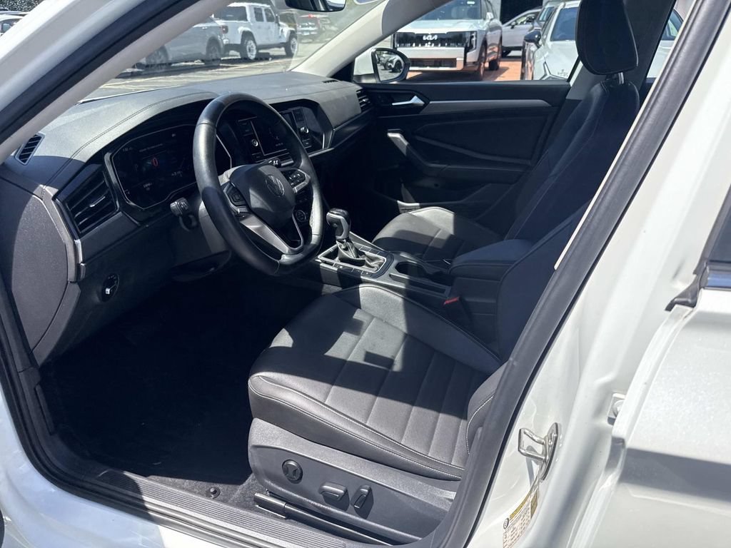 Used 2023 Volkswagen Jetta SE FWD image 18