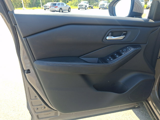 Used 2025 Nissan Rogue SV AWD/4WD image 12