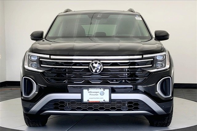 Used 2025 Volkswagen Atlas Peak Edition SE image 3