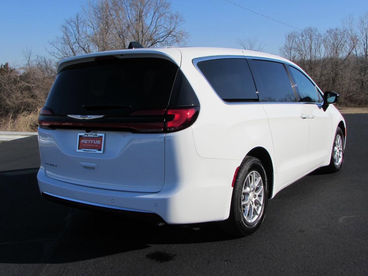 New 2026 Chrysler Pacifica Select image 7