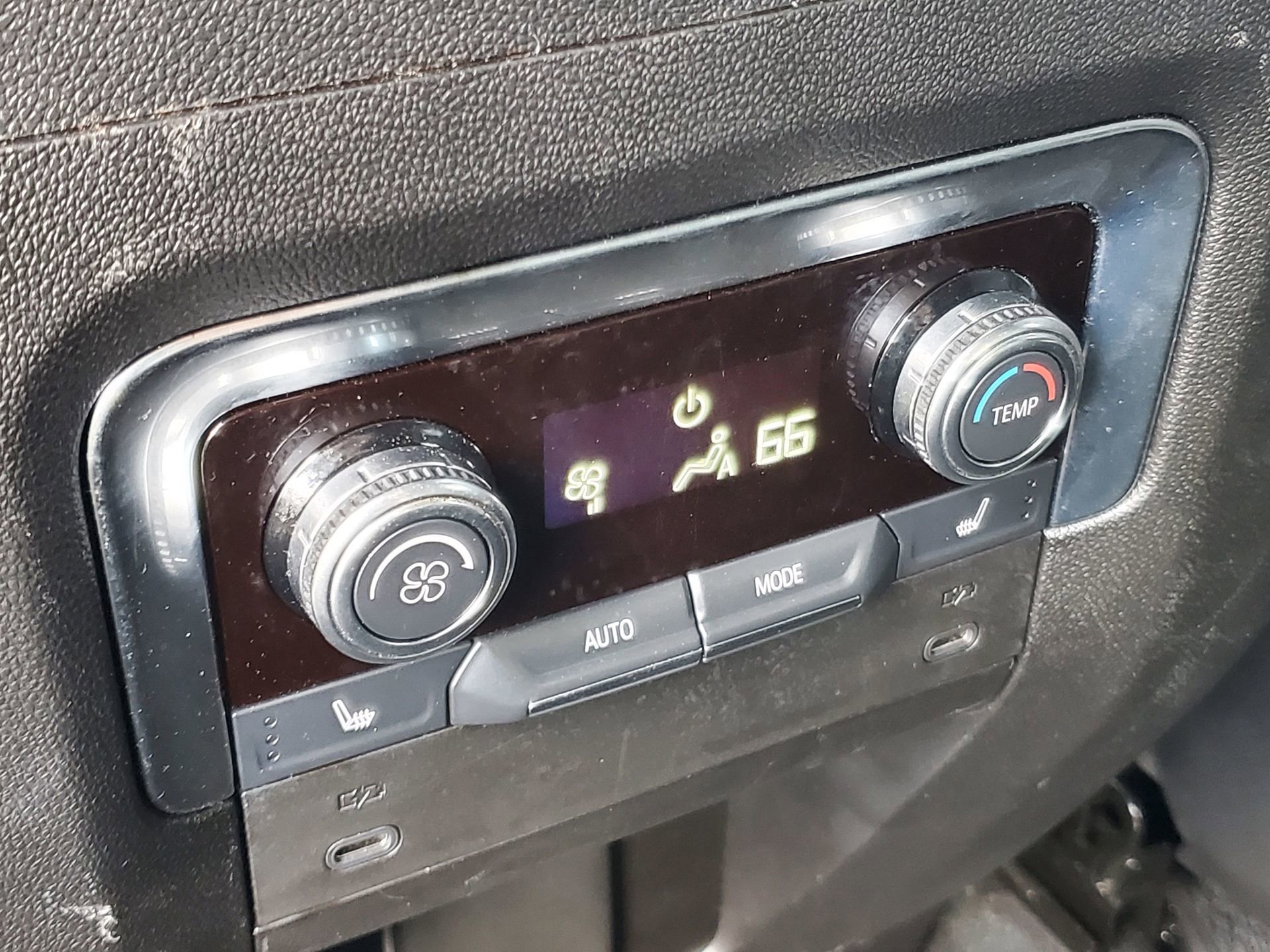 Used 2025 GMC Yukon Denali RWD image 16