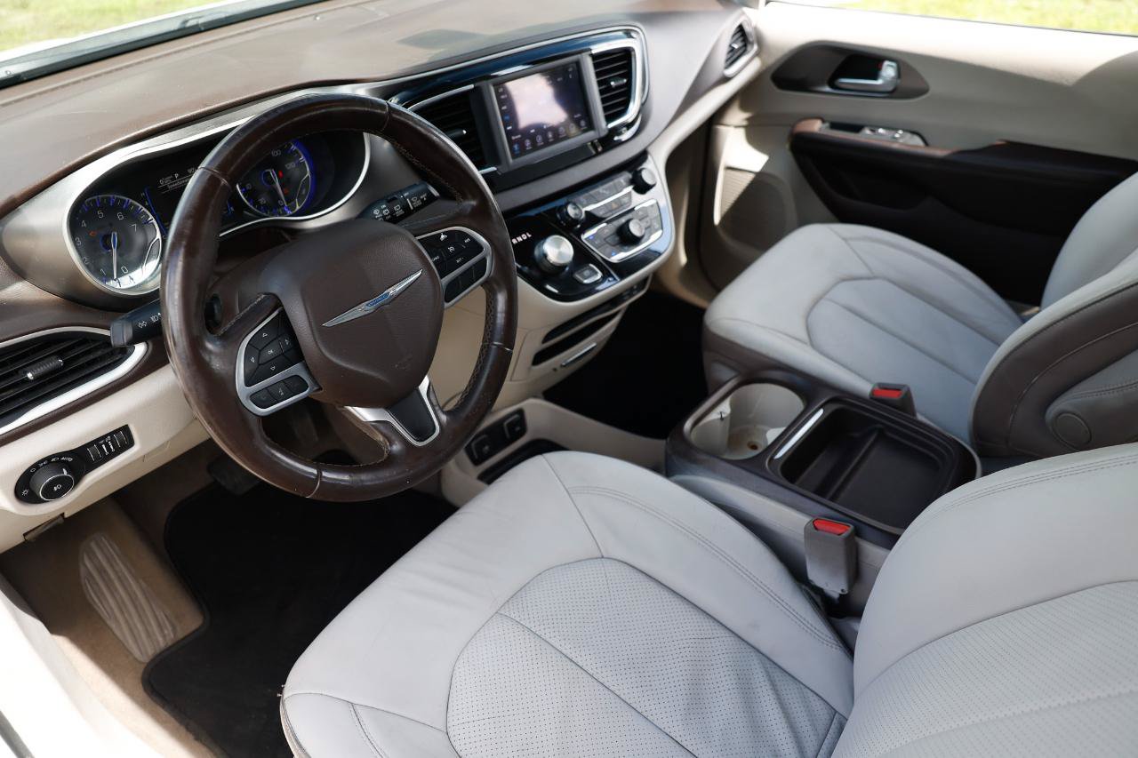 Used 2018 Chrysler Pacifica Touring-L FWD image 4