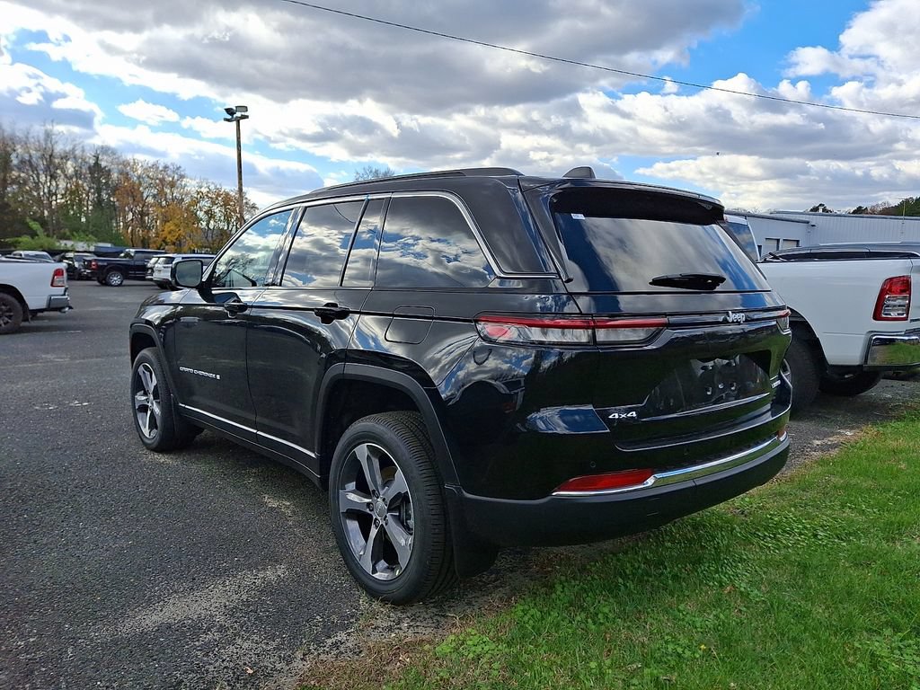 New 2025 Jeep Grand Cherokee Limited w/ MOPAR Finishing Package AWD/4WD image 4
